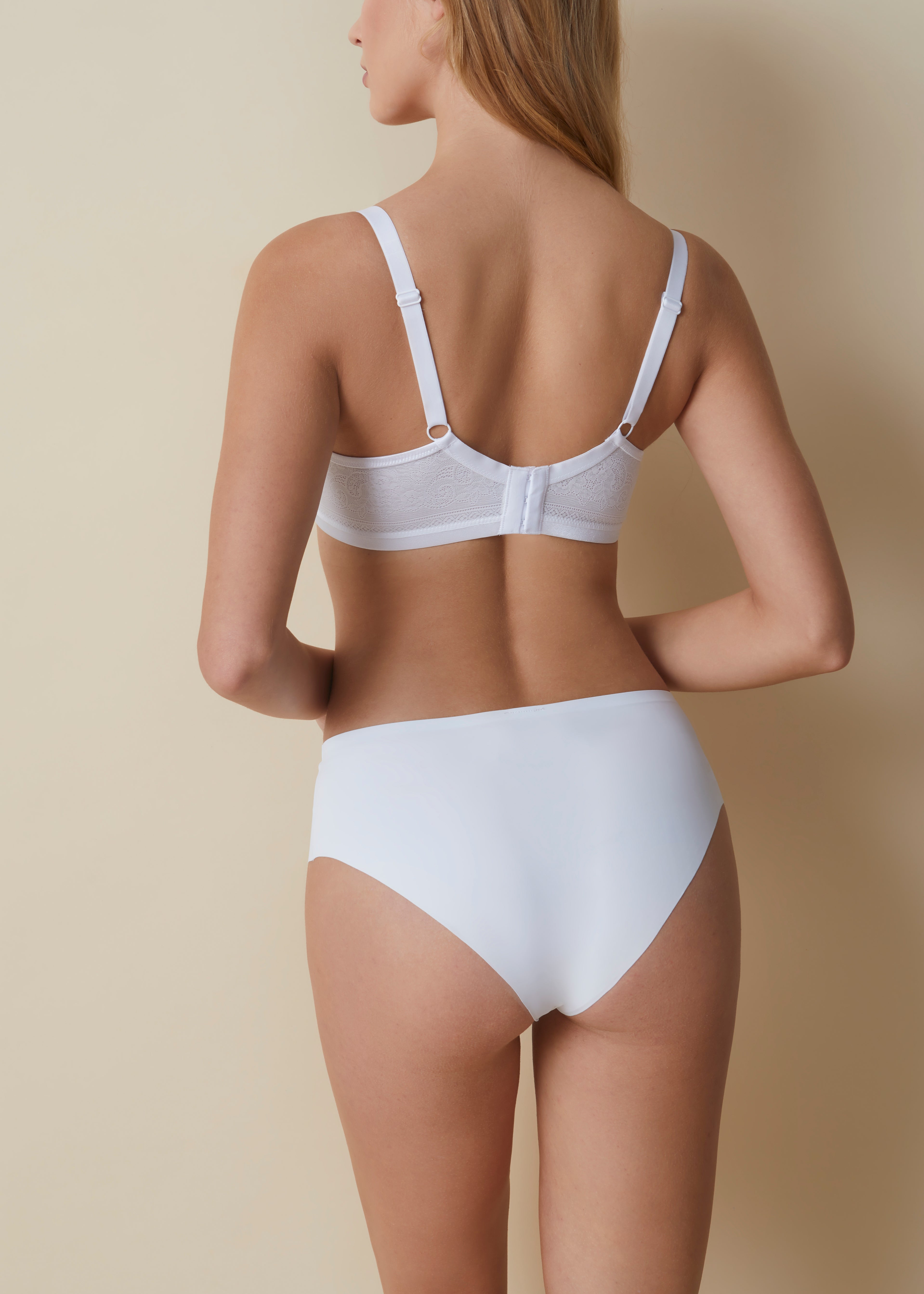 Reggiseno con ferretto e coppe imbottite con fascia alta in pizzo